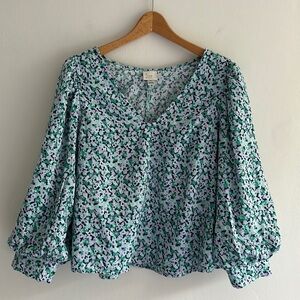 Floral blouse with v neck and 3/4 blouson sleeves size Small